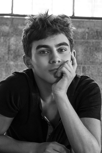 泰勒·阿尔瓦雷兹的写真