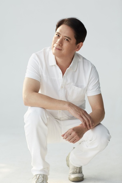 牛宝军的写真-白衣胜雪的翩翩公子