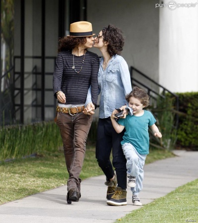 莎拉·吉尔伯特的写真-与妻子Kinda Perry和...