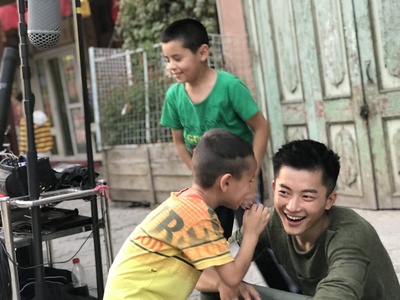 郭权赐的写真-郭权赐与少数民族小朋...