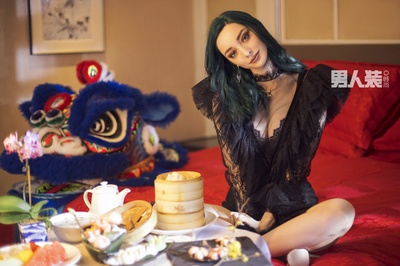 艾玛·杜蒙特的写真-男人装2019年2月