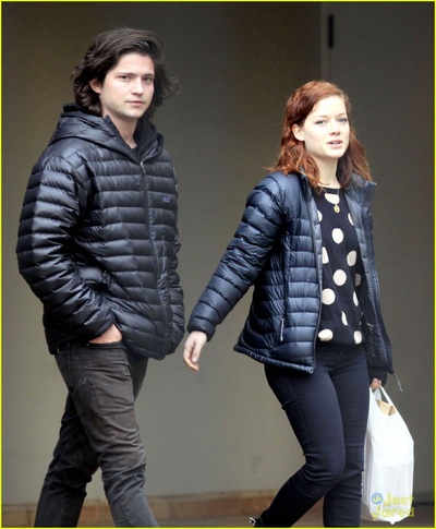 托马斯·麦克唐纳的写真-Jane Levy reaches for...