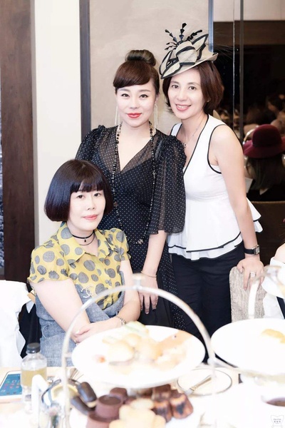 何咏芳的写真-右一