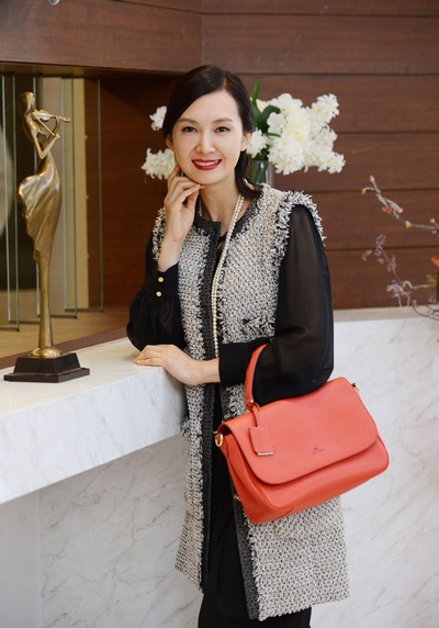 蔡时那的写真-五根手指