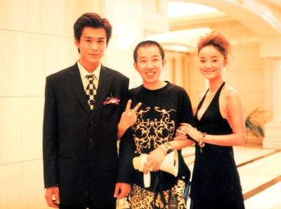 徐利的写真-徐利在拍摄现场和演员...