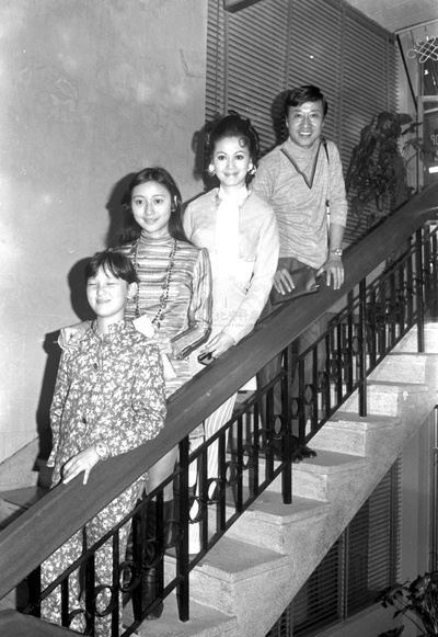 沈月明的写真-（右起）金峰、虞慧、...