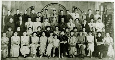 刘莉影的写真-明星公司群星合影，左...