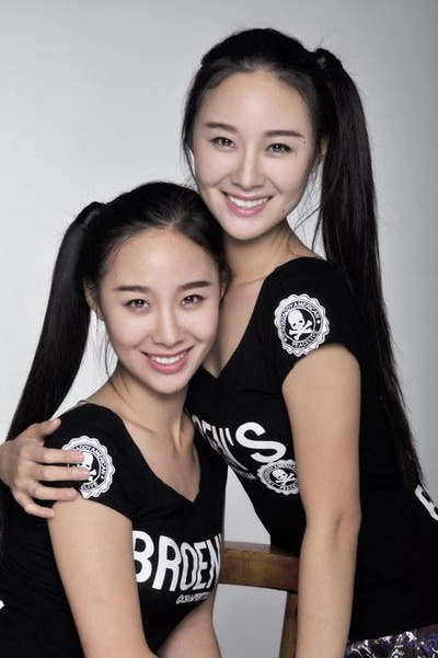 张昕瑶的写真-张昕琦、张昕瑶孪生姐...