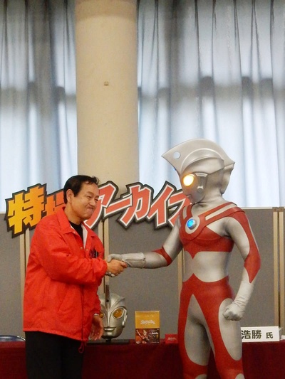 高峰圭二的写真-某次活动，该场合其他...