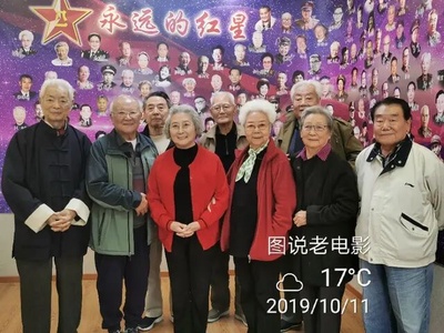 赵汝平的写真-八一厂老艺术家们 左...