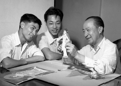 胡进庆的写真-图中间是年轻时的胡进...