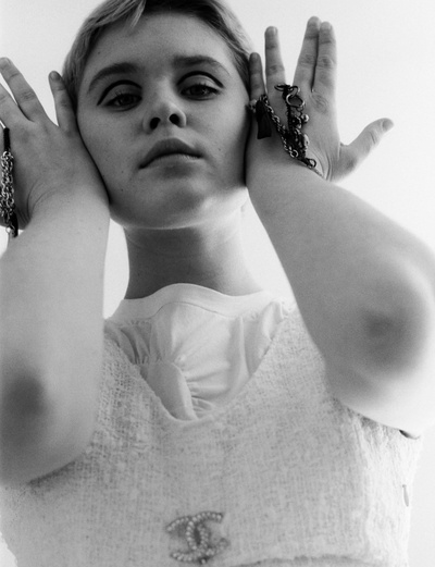 伊莱扎·斯坎伦的写真