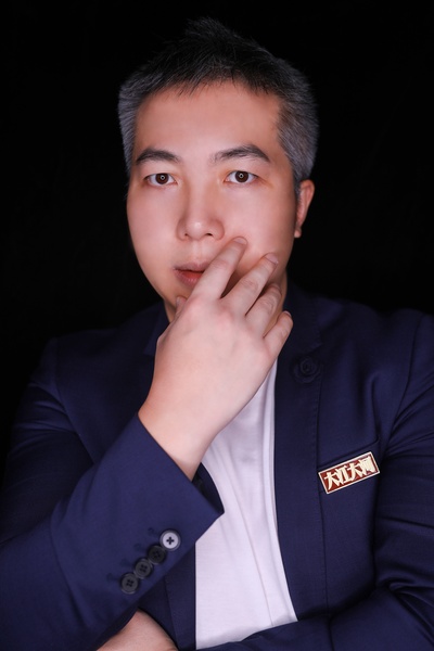 唐尧的写真-编剧唐尧