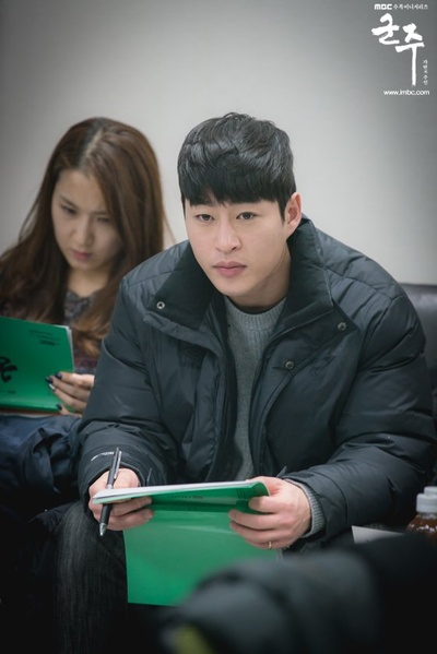 闵弼准的写真-君主：假面之王 군주 -...