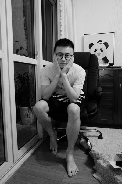 大给的写真-《黑洞故事》封面照