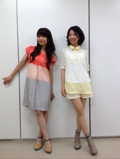 三仓茉奈的写真-右为其妹三仓佳奈