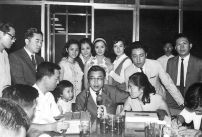 江青的写真-李翰祥（中坐者）過境...