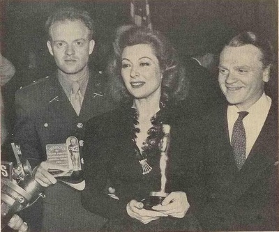 凡·赫夫林的写真-Van Heflin（左一）获...