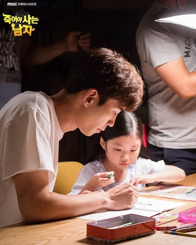  高菲珠的写真-死而复生的男人 죽어...