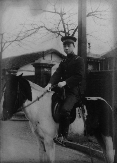 陈秋风的写真-陈秋风骑马照