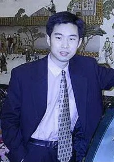 邢育森的写真-我好像听到了佟掌柜的...