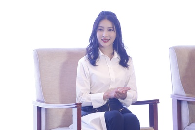 甘婷婷的写真-石破添惊发布会现场照...