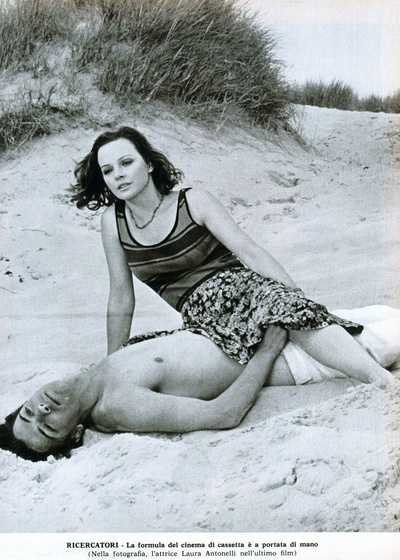 劳拉·安托内利的写真