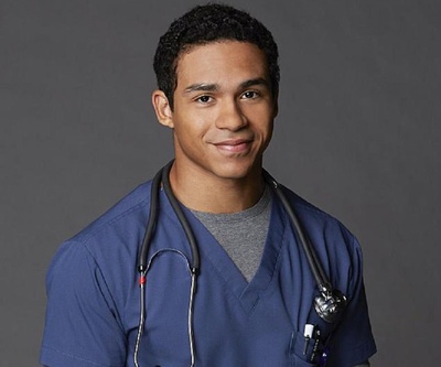 诺亚·格雷·卡比的写真