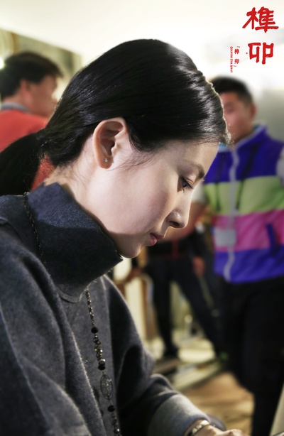 徐筠的写真-徐筠在《榫卯》片场工...