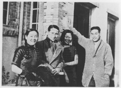 顾梦鹤的写真-金焰（最靠右），顾梦...