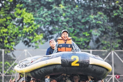 林俊良的写真-林俊良（前）《新兵正...