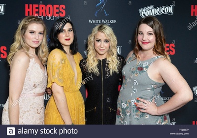 卡拉·埃伯利的写真