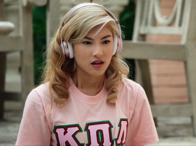 川川的写真-《忌日快乐》中饰演坐...