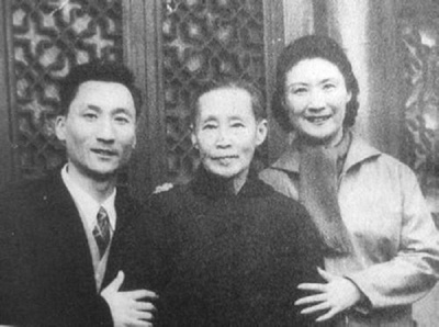 言小朋的写真-言小朋与母亲高逸安、...