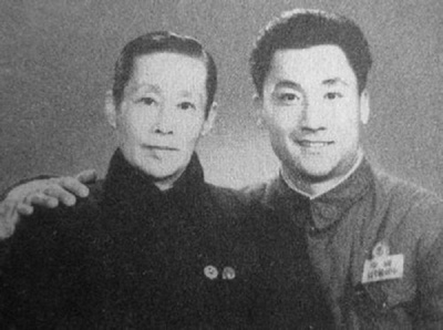 言小朋的写真-言小朋与母亲高逸安ht...