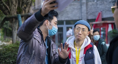 朝政的写真-朝政导演在电影《包里...