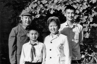 景慕逵的写真-从左至右为景慕逵、景...