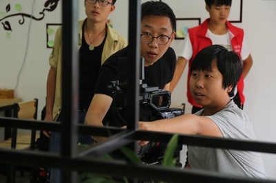 张嘉飞的写真-片场工作状态