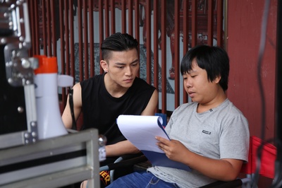 张嘉飞的写真-片场工作状态