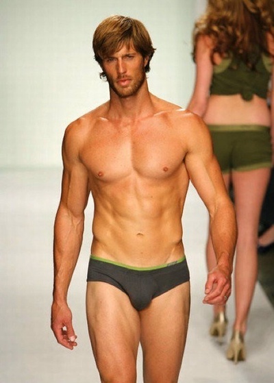 里比·希利斯的写真-希利斯担任内衣模特