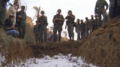 薇薇安·库布里克的写真-《全金属外壳》，旁边...