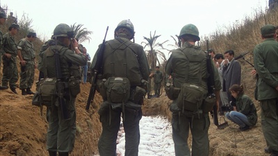 薇薇安·库布里克的写真-《全金属外壳》，旁边...