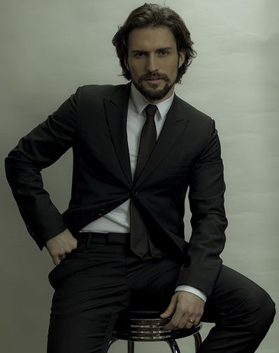 何塞·费达尔戈的写真