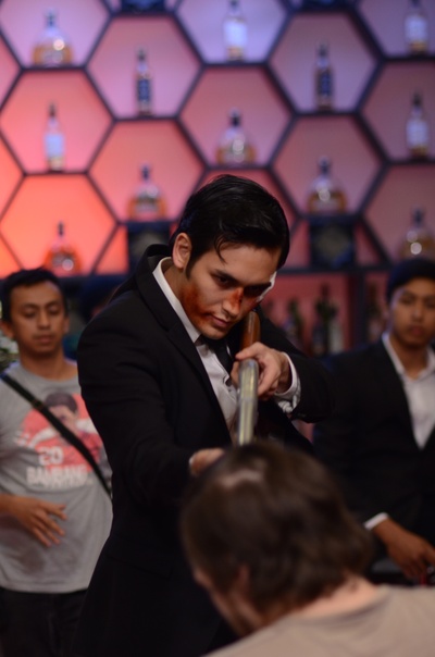 阿里芬·普特拉的写真-左手拿枪