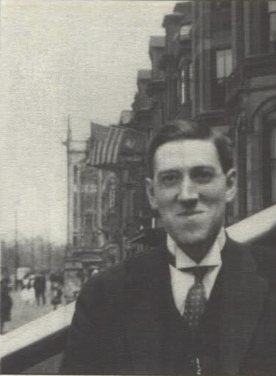 H·P·洛夫克拉夫特的写真-尴尬又不失礼貌的微笑