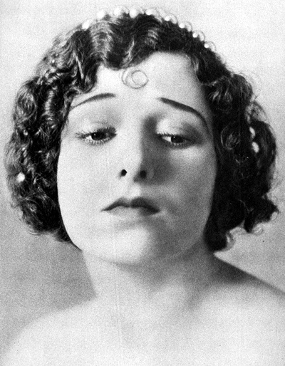 乔治亚·黑尔的写真