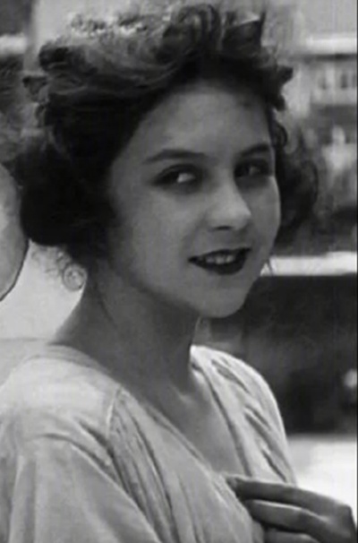 丽泰·格雷的写真-《寻子遇仙记》中格雷...