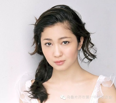 伊丽努尔·艾尔肯的写真