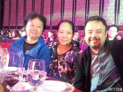 陆小雅的写真-陆小雅（左），图片来...