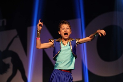 卡梅伦·布罗德的写真